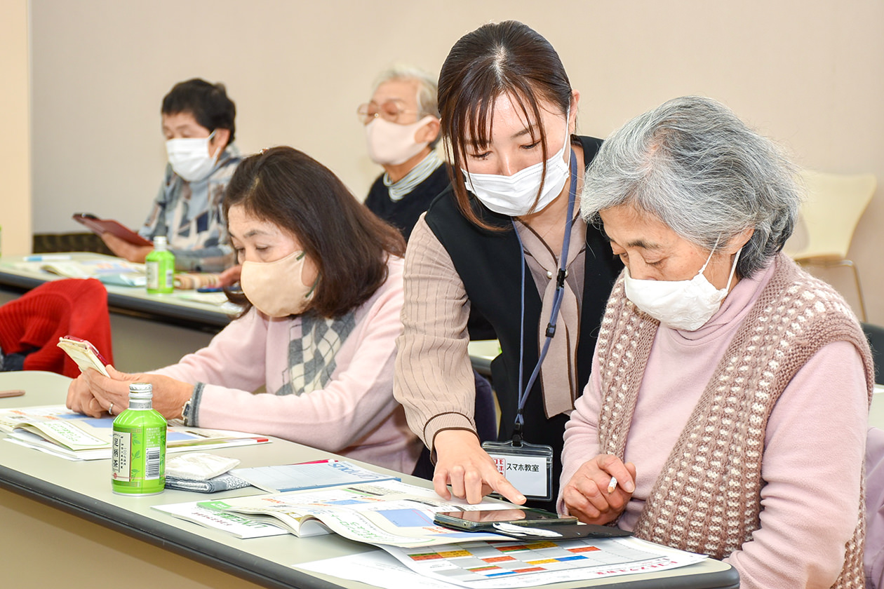 講師(中)から操作方法を教わる参加者の写真