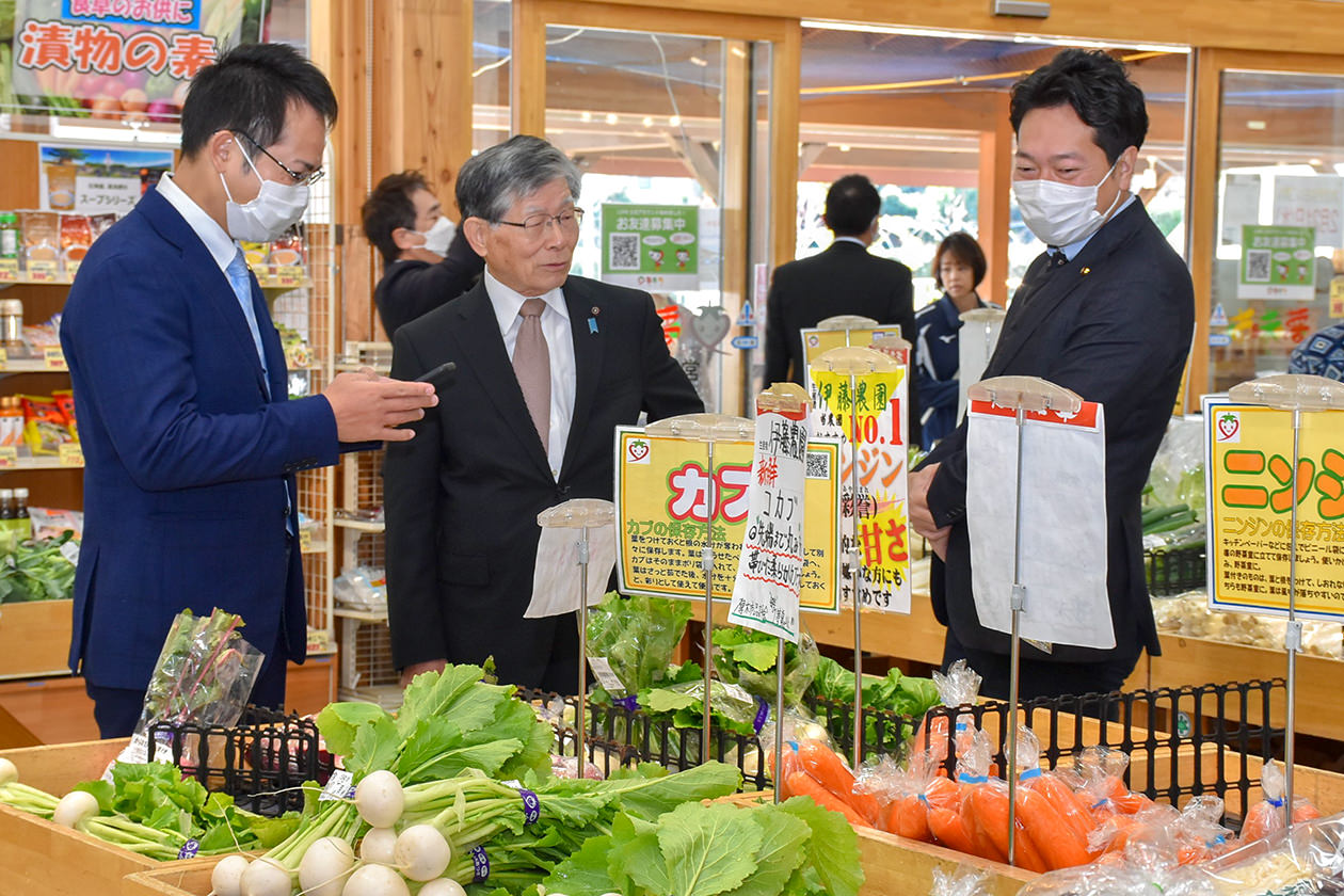 夢未市を視察する議員らの写真