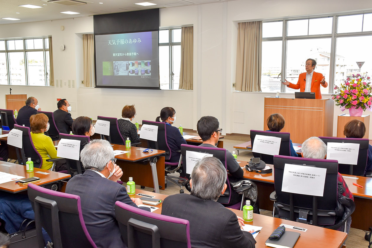 講師から気象や防災について学ぶ参加者の写真