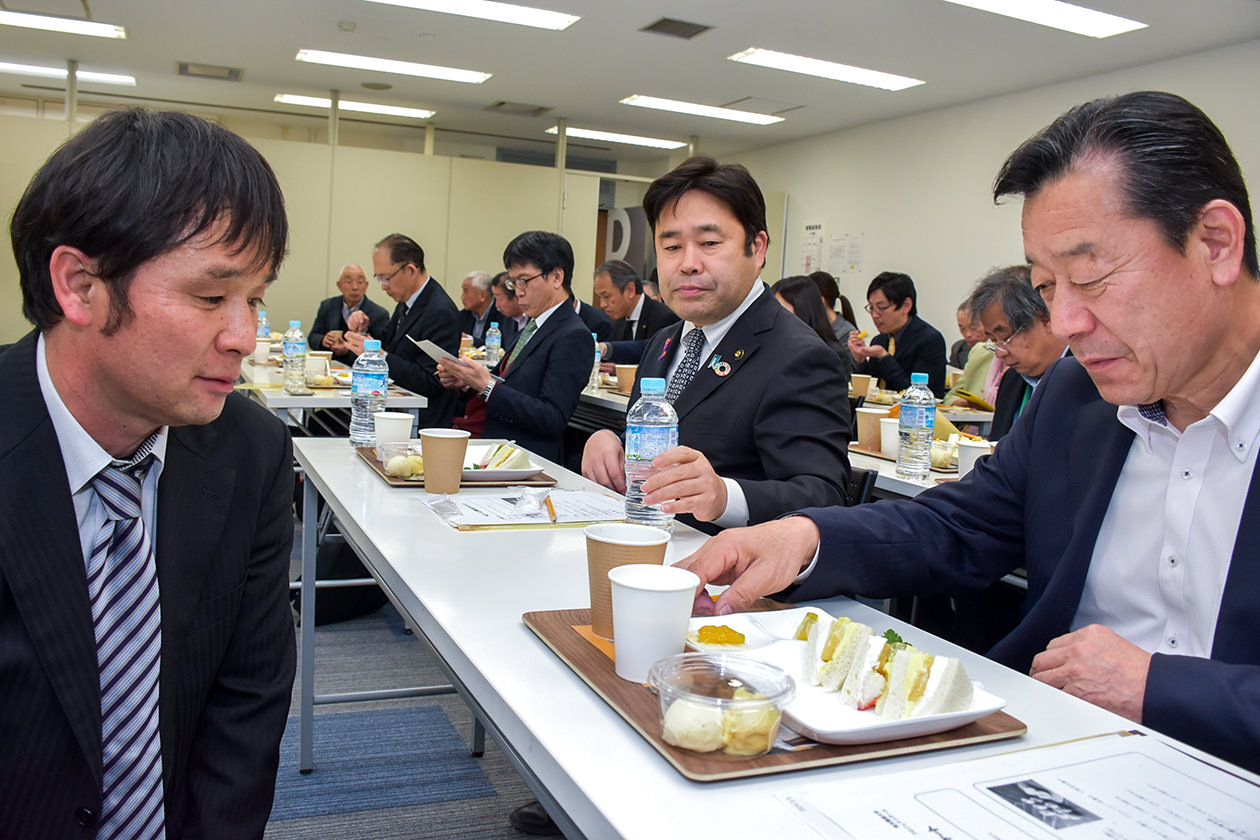 試食をしながら意見交換をする髙畑教授（左）と萩原常務の写真