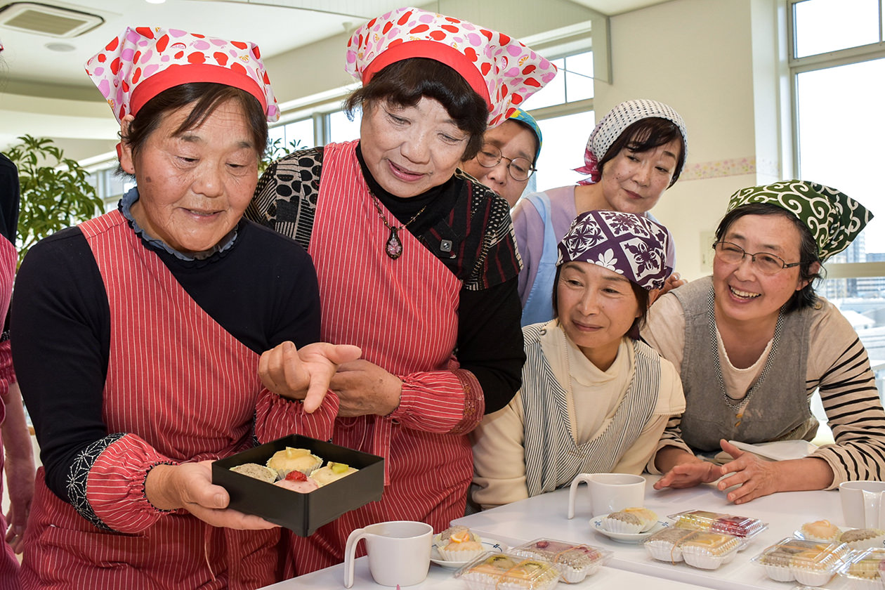 「フルーツぼた餅」の特徴を説明する小池さん（左）の写真