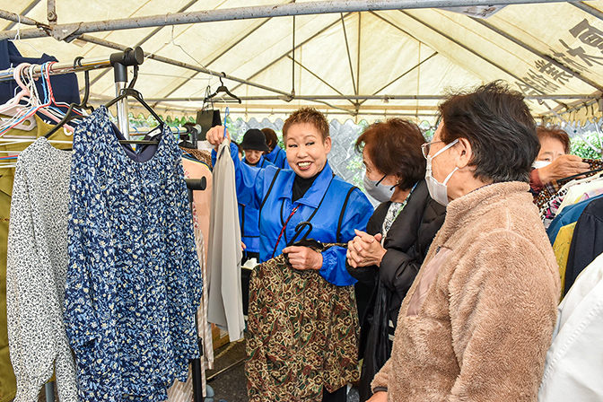 南毛利地区 女性部バザーでは服や食器、雑貨などが並んだの写真