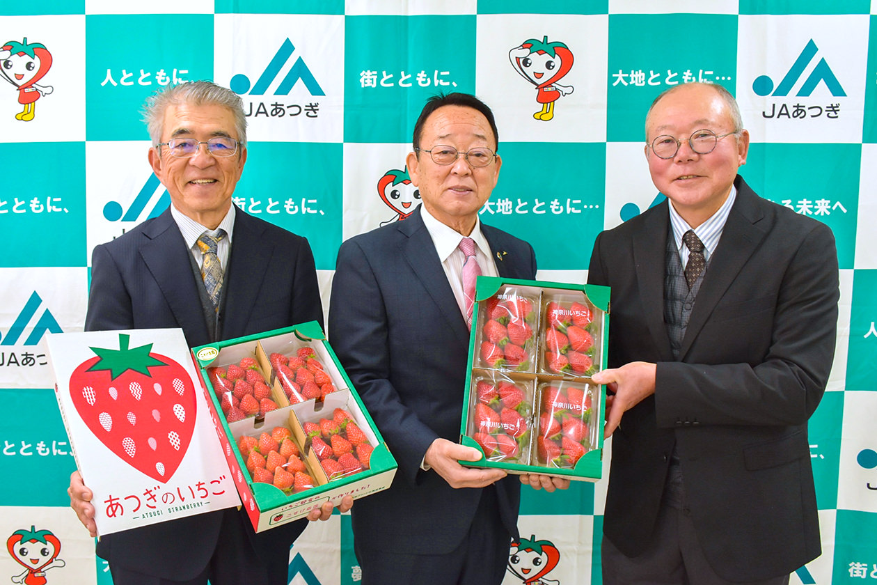 大貫組合長(中)にイチゴを贈呈する部会代表者の写真