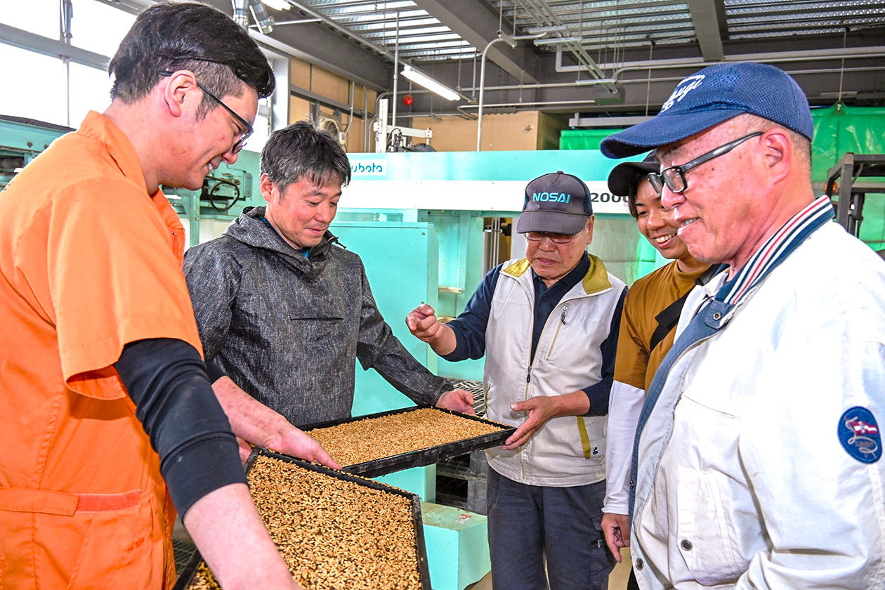 床土や種もみの量を確認する集団員とJA職員の写真