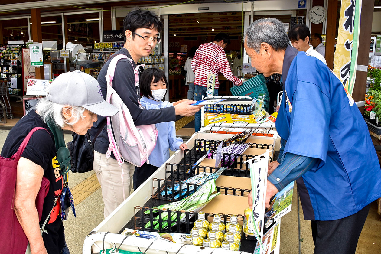 足柄茶の特徴を聞きながら商品を選ぶ来店者