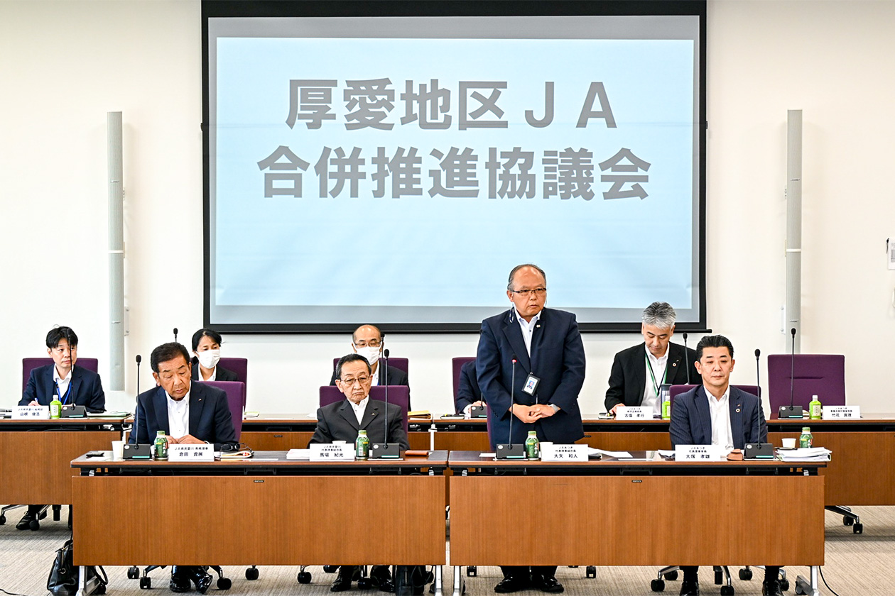 両JAの組合長によるあいさつでスタートを切った曲など、息の合った動きで会場を盛り上げる部員ら