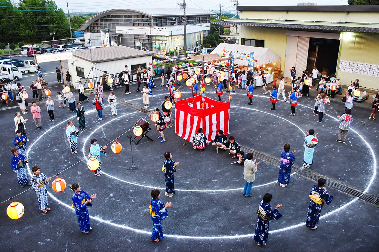 多くの来場者でにぎわいを見せた盆踊り会場の写真
