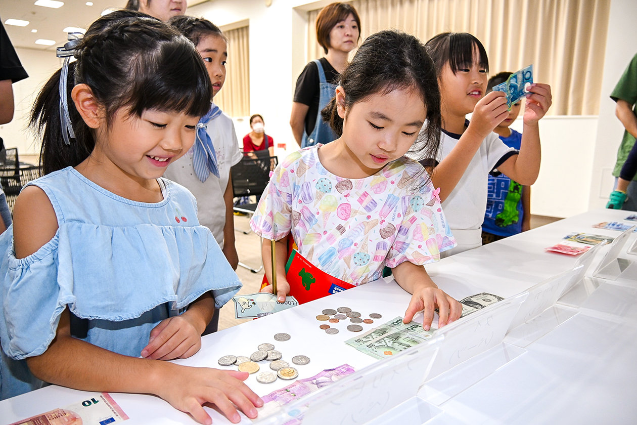 外貨について学ぶ参加者