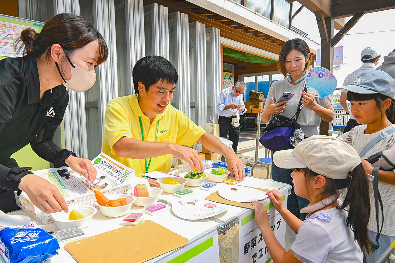 野菜スタンプで工作の写真
