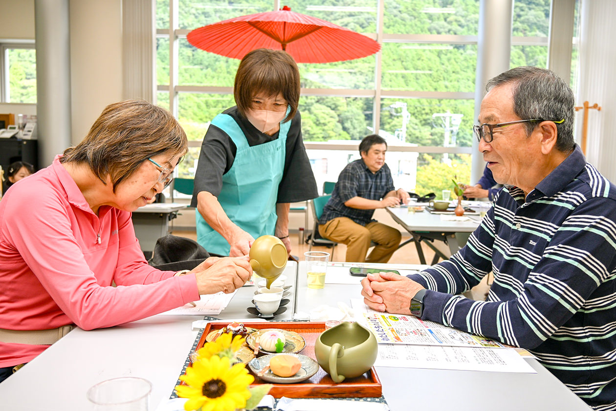 おいしいお茶の入れ方を学ぶ松尾さん夫婦の写真