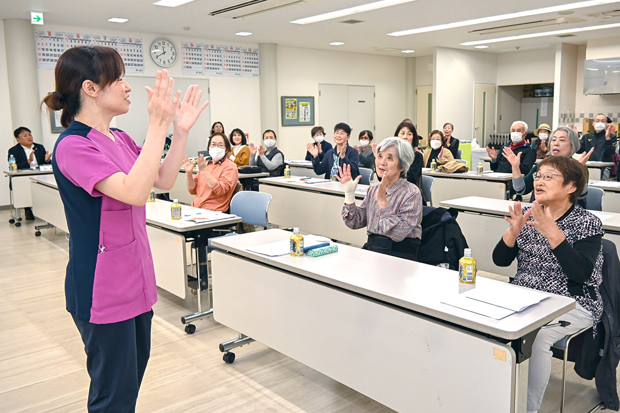 運動・認知の課題を同時に行う体操を実践の写真