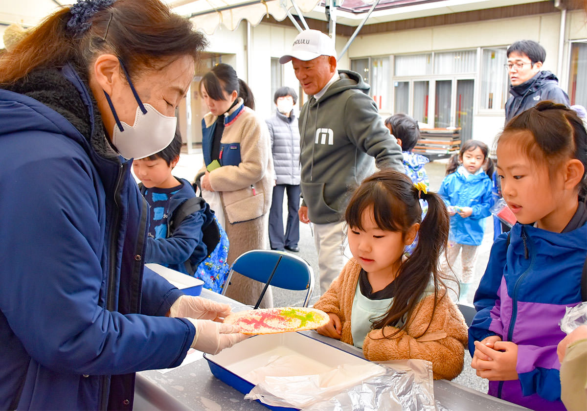 相川地区 子どもたちに人気の絵付け煎餅の写真