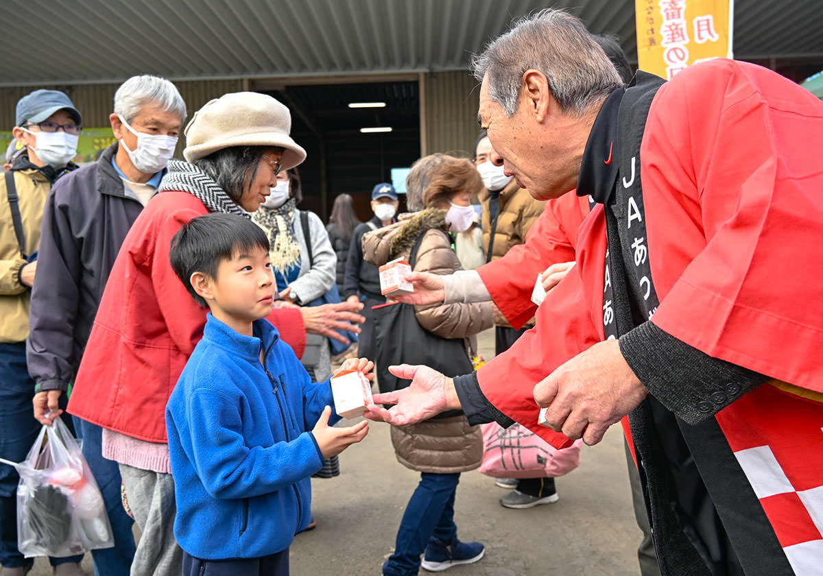畜産応援ブースでは牛乳試飲を実施の写真