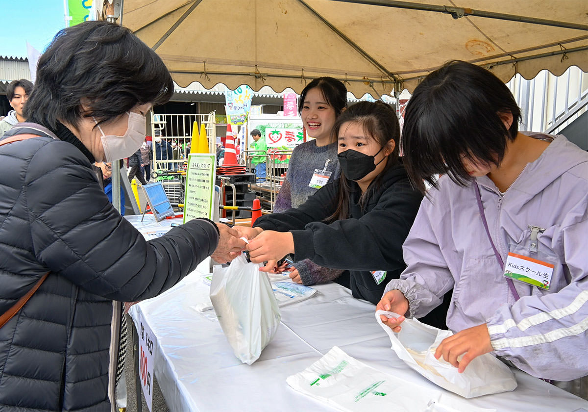 夢未Kidsスクール生によるもち米の販売の写真