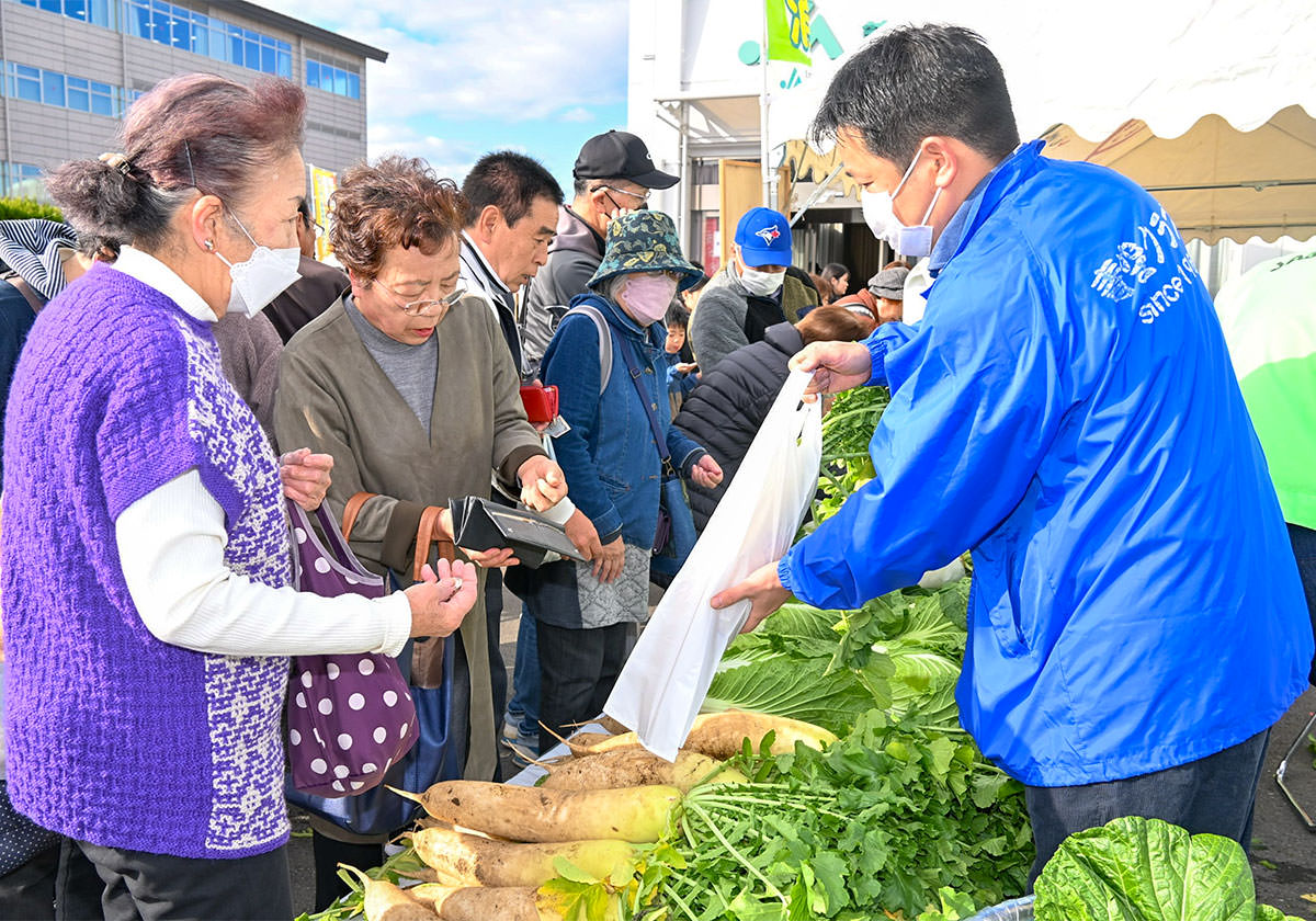 若手生産者による地場農産物の販売の写真
