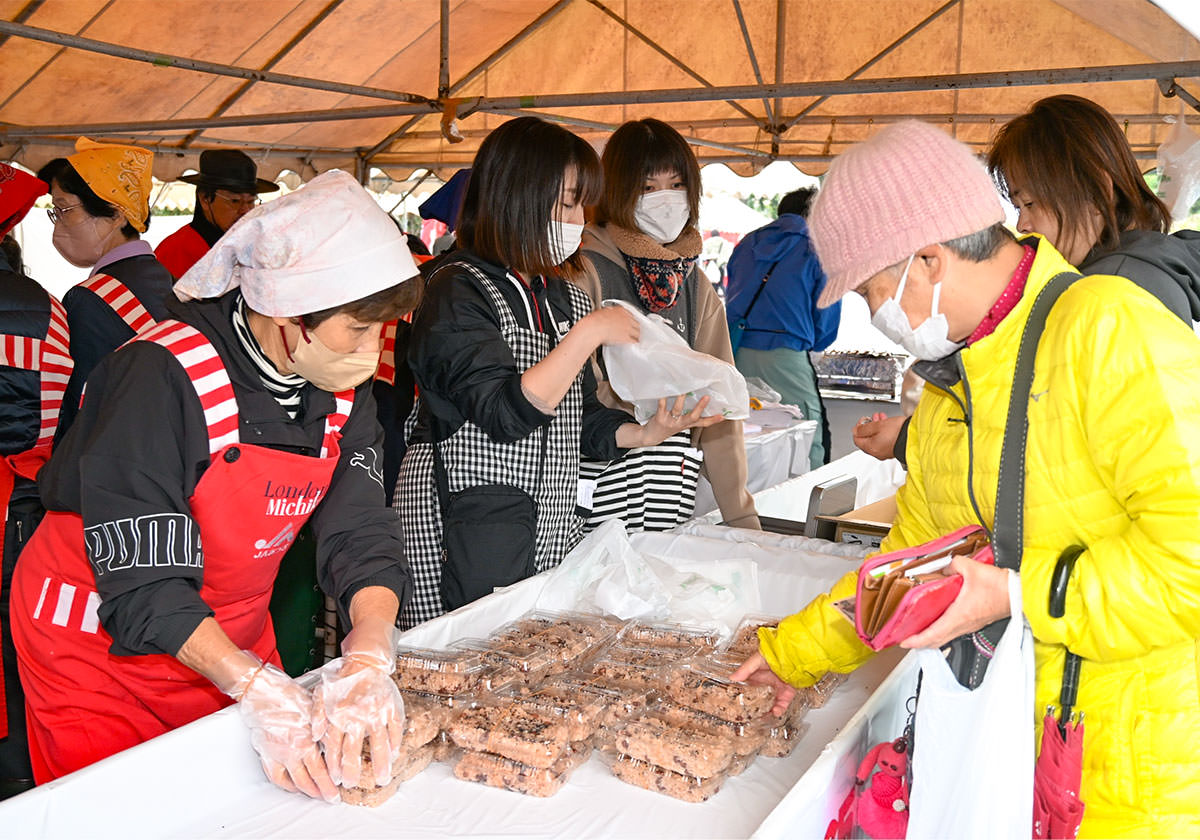 依知地区 手作りの赤飯は毎年人気の一品の写真