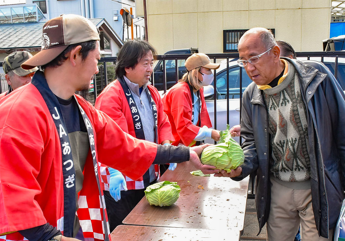 睦合地区 青壮年部によるキャベツの無料配布の写真