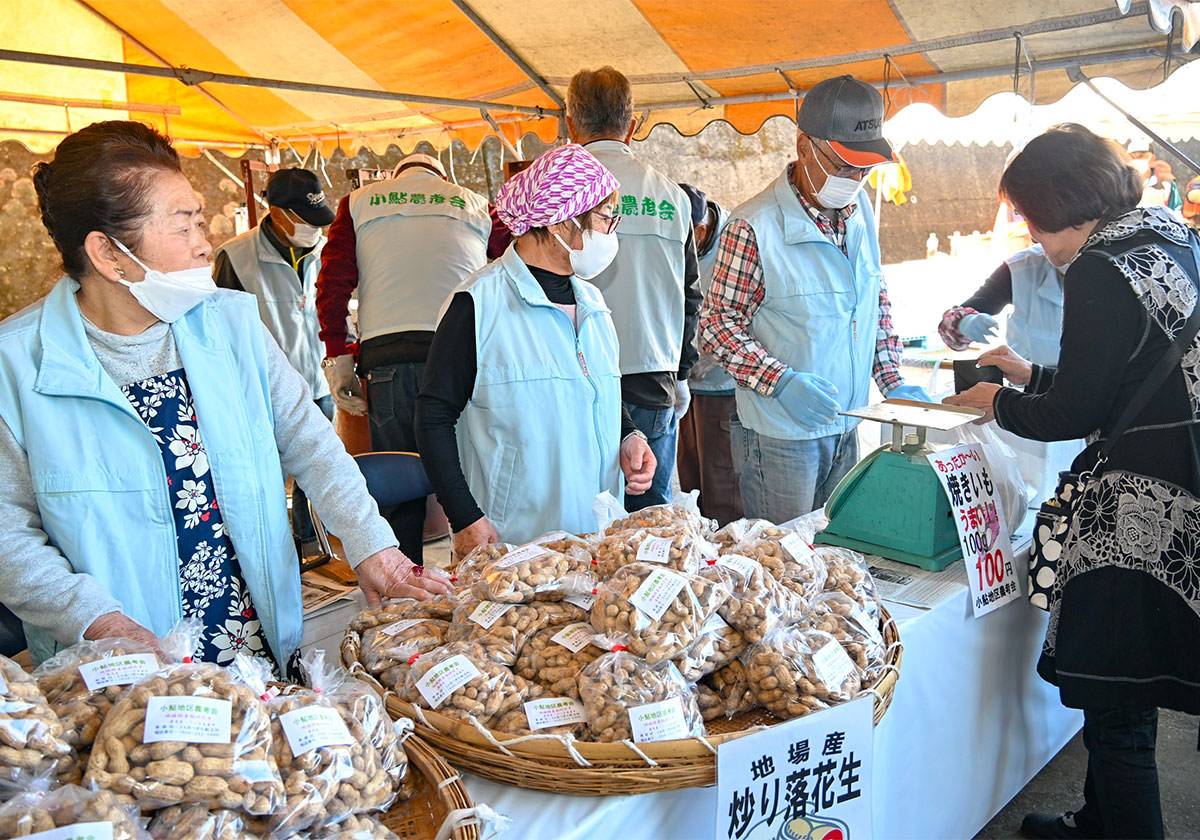小鮎地区 農考会による落花生・焼き芋販売の写真