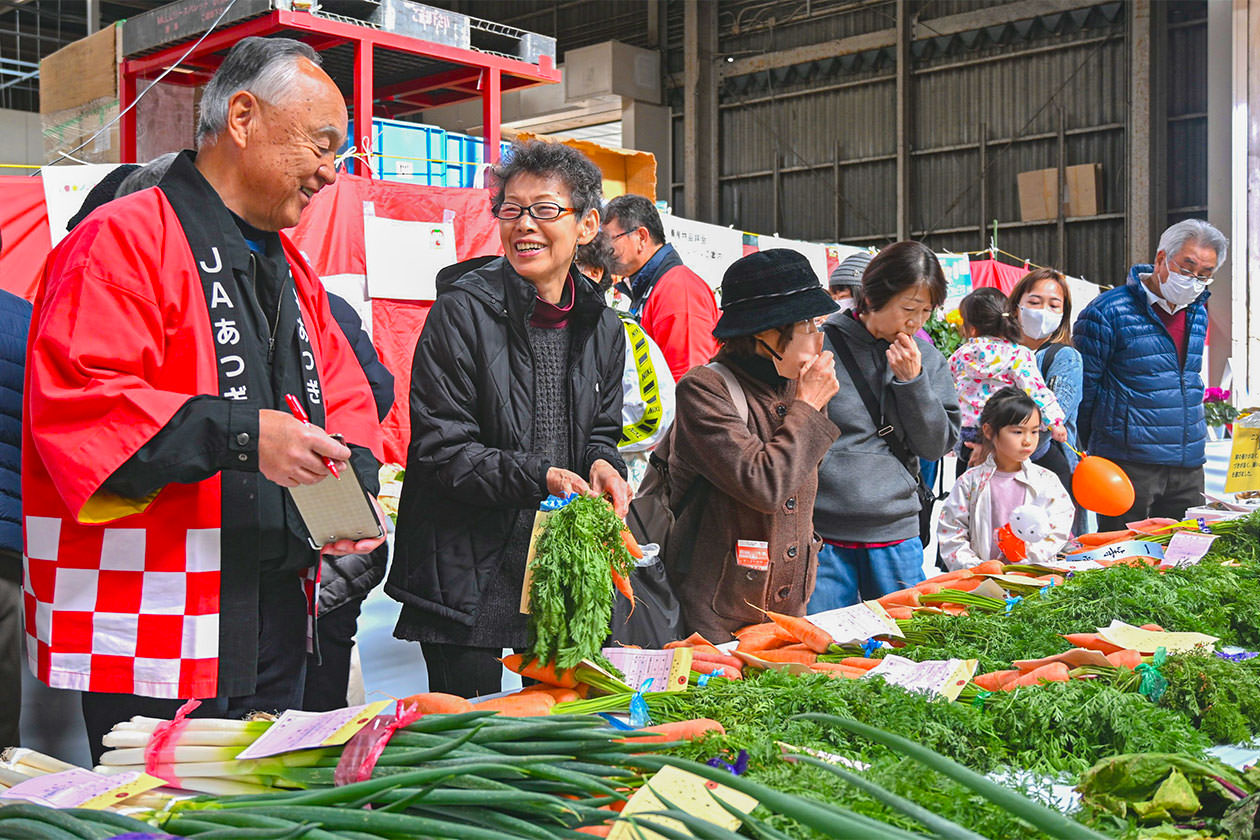 多くの来場者でにぎわう農産物品評会会場の写真