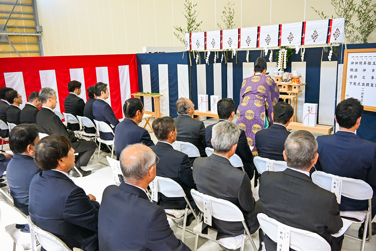 神事に参加したJA役職員や建設関係者らの写真