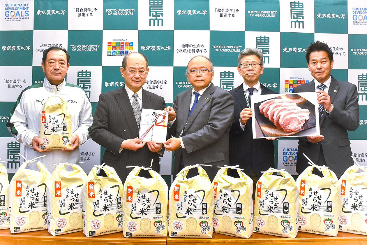 東京農業大学へ米と豚肉を寄贈の写真