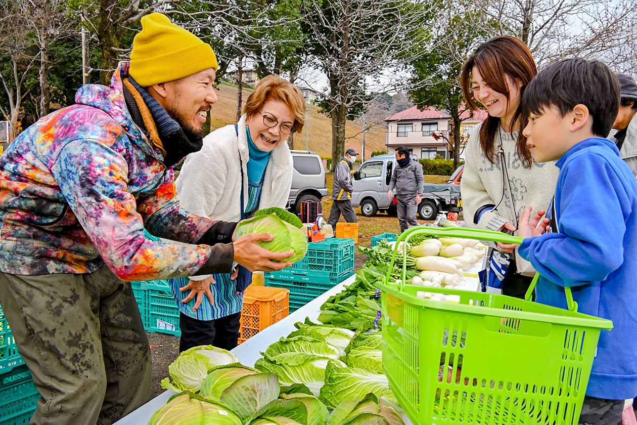 新鮮な野菜をPRする穂坂部長の写真