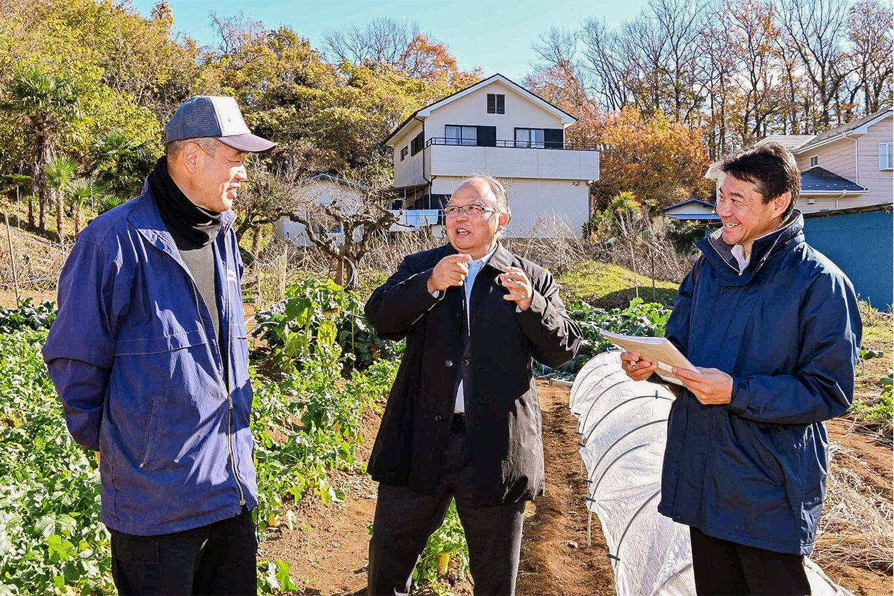 総代と対話する大矢組合長（中）の写真