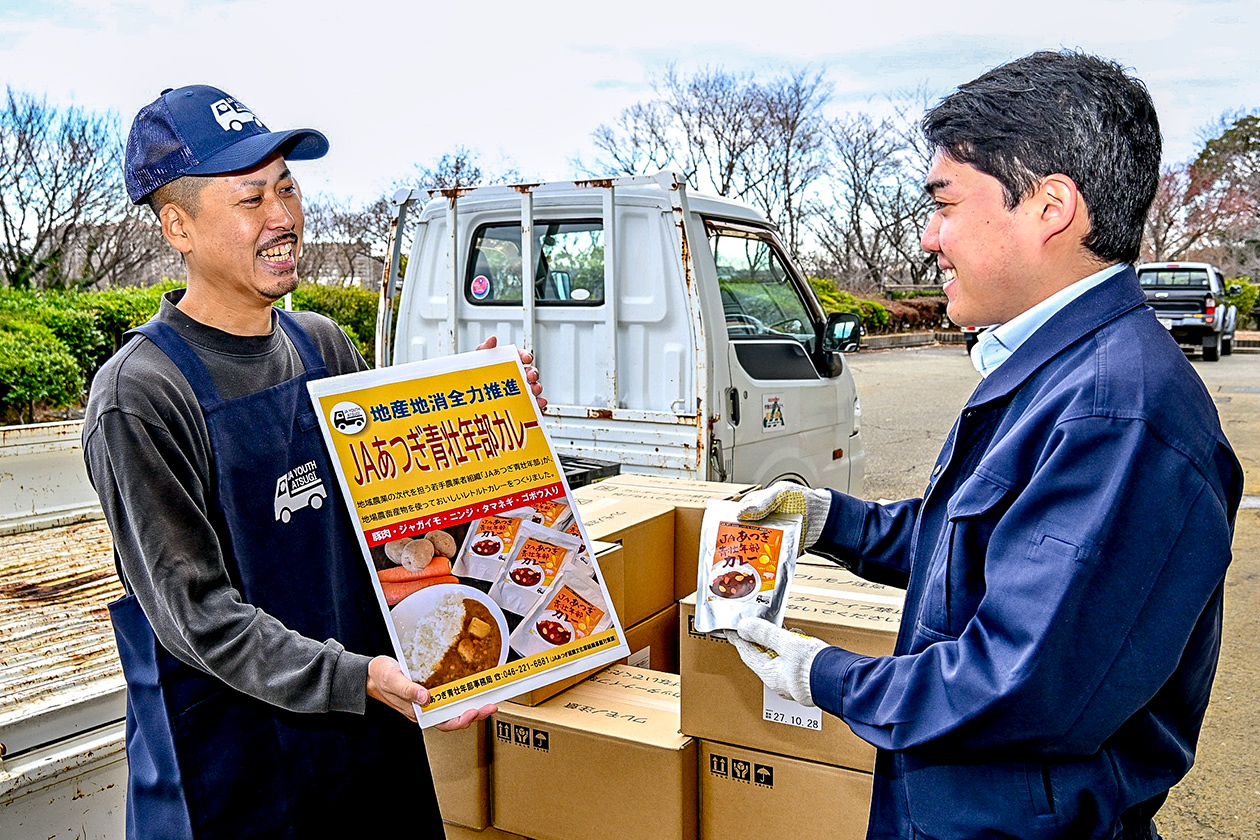 市職員にカレーの特徴を説明する毛利副部長の写真