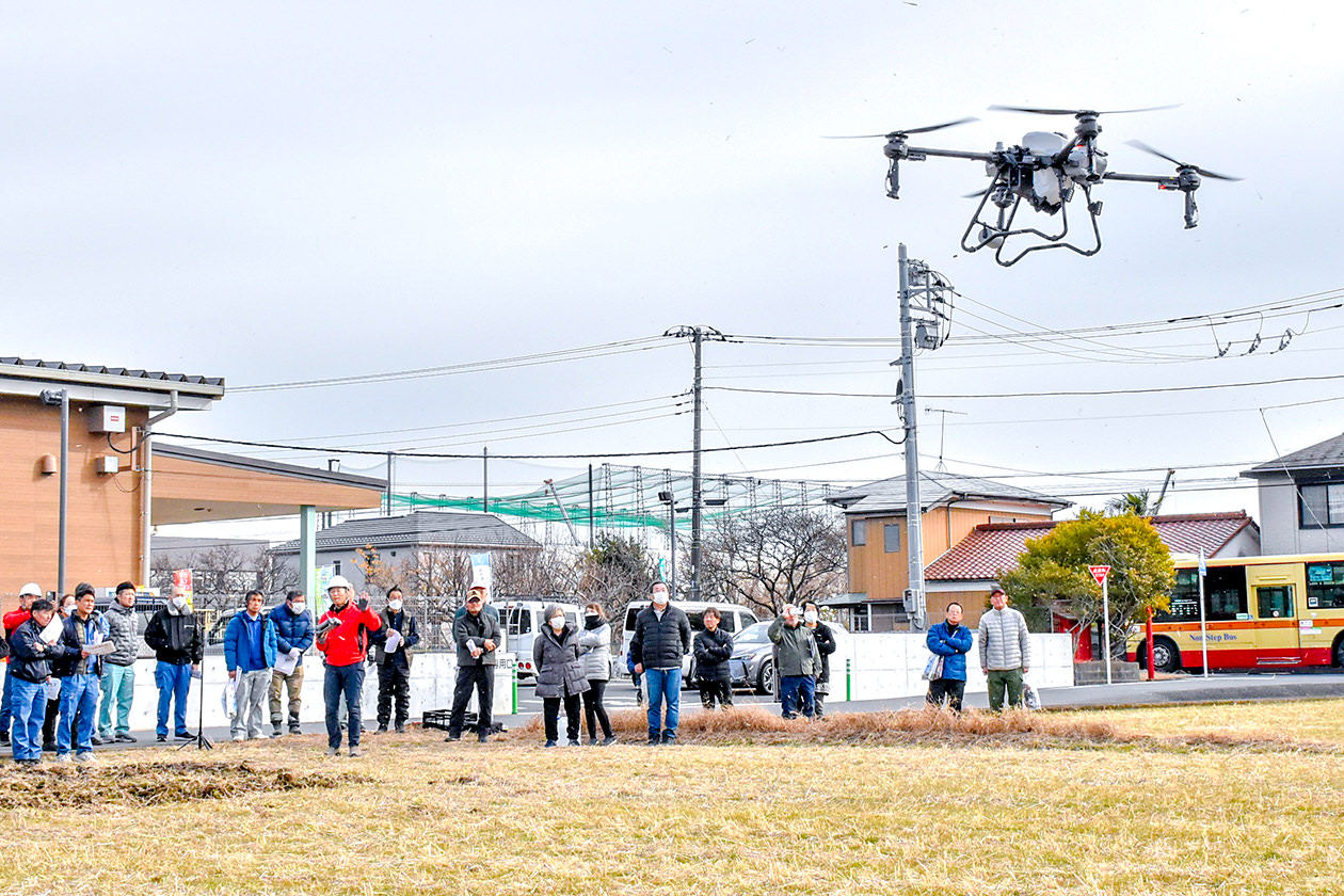 ドローンの実演を見学する来場者の写真