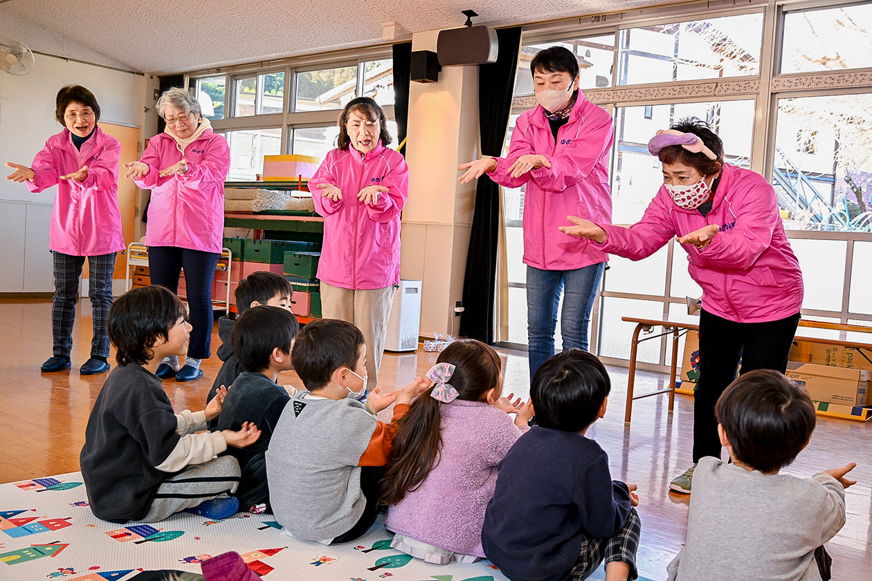 手遊びで交流を深める隊員らの写真