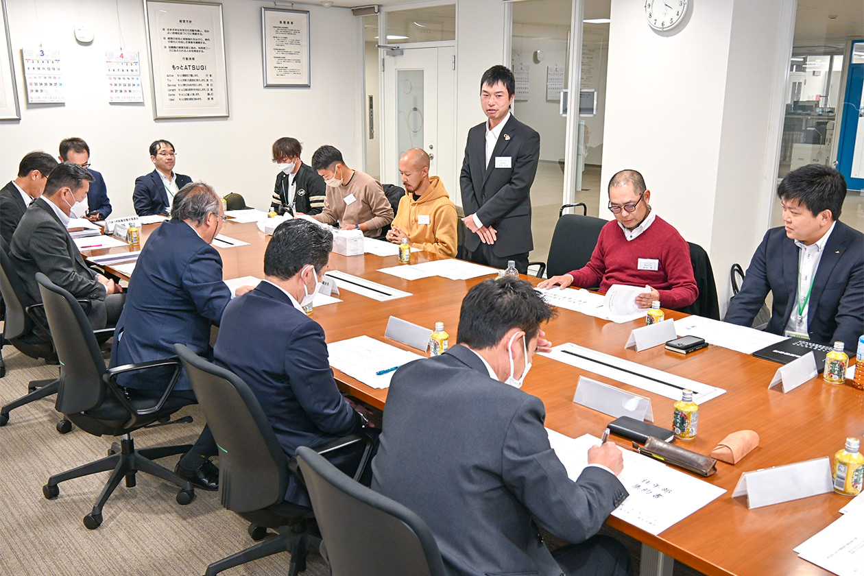 開会に先立ちあいさつをする神﨑部長の写真