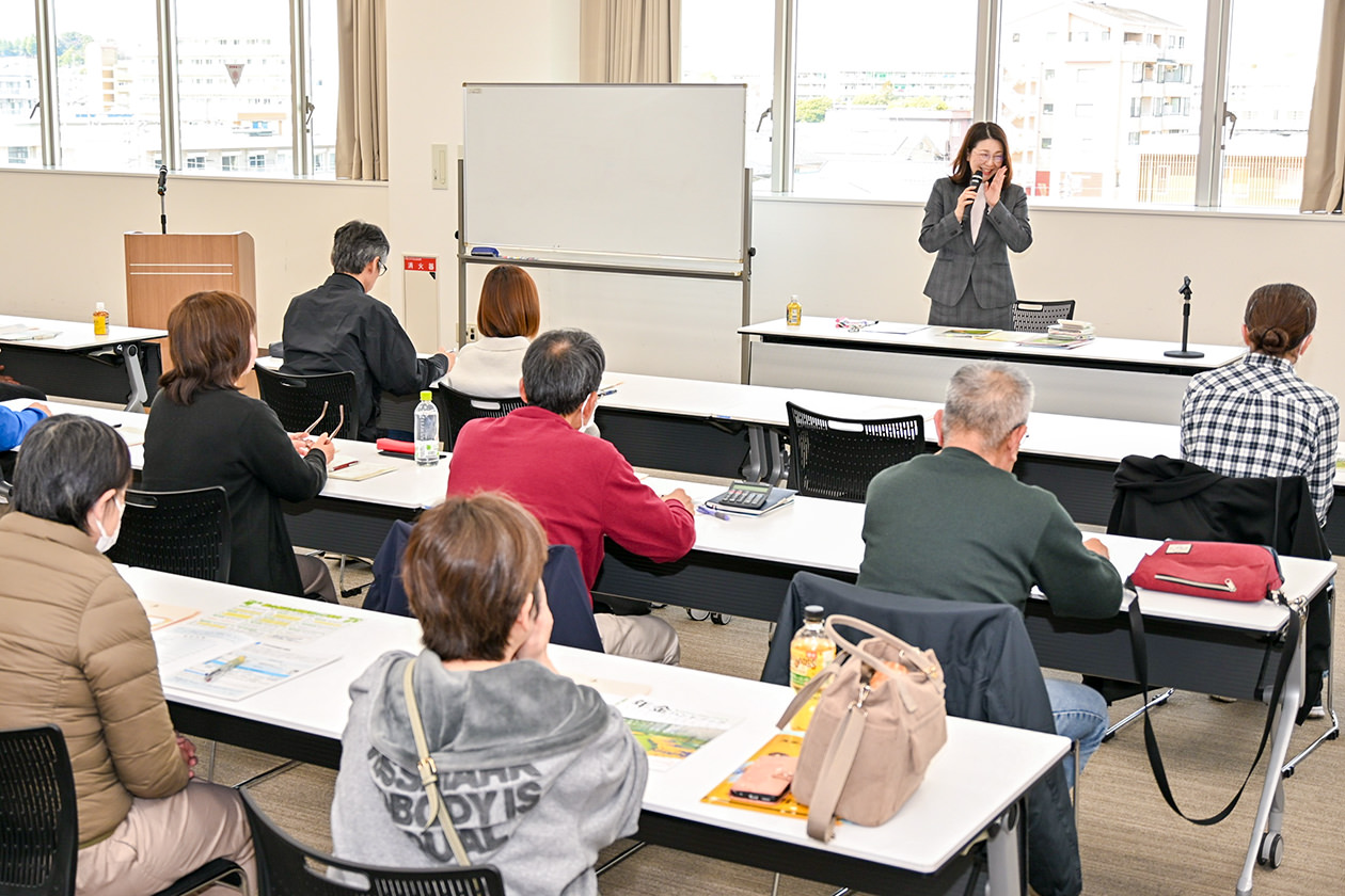 講師から年金について学ぶ参加者の写真