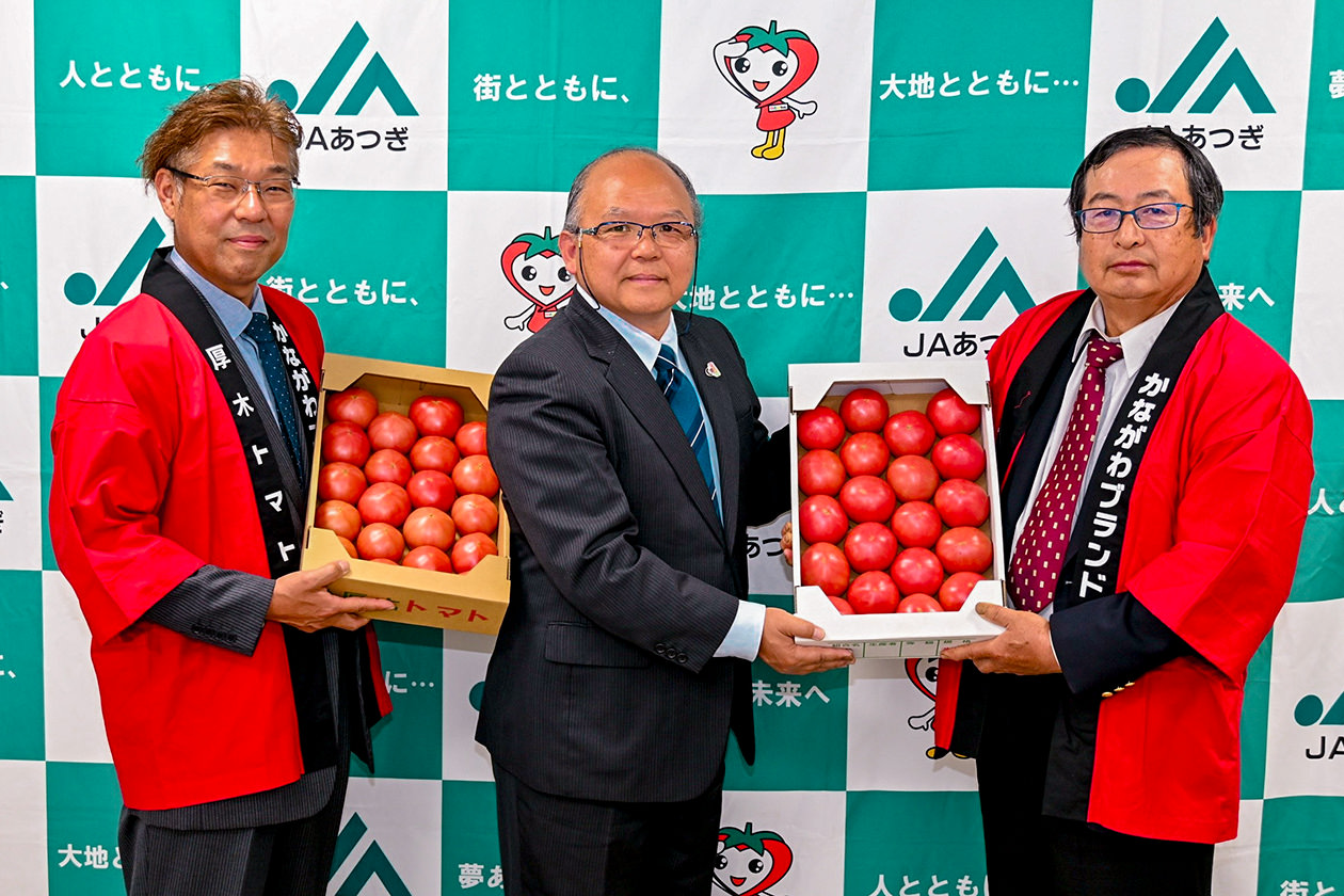 大矢組合長（中）にトマトを贈呈の写真