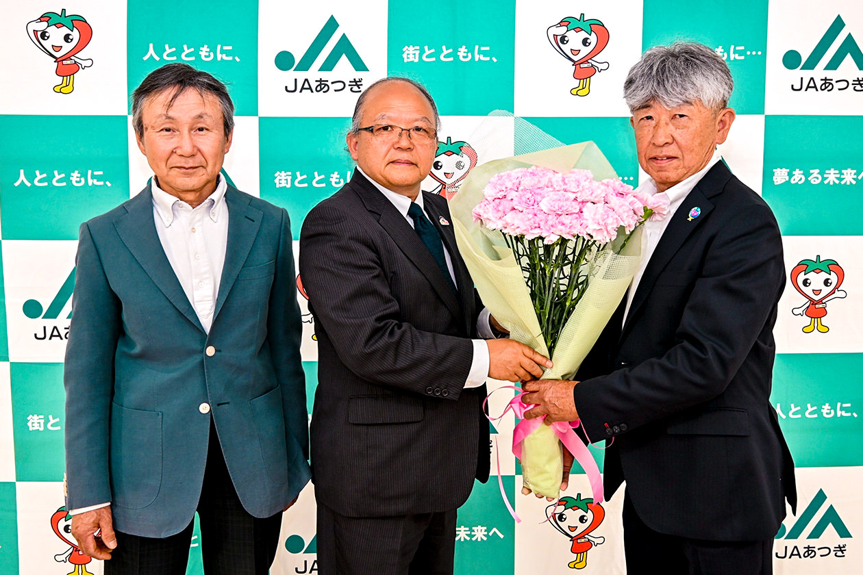 大矢組合長（中）に花束を贈呈の写真