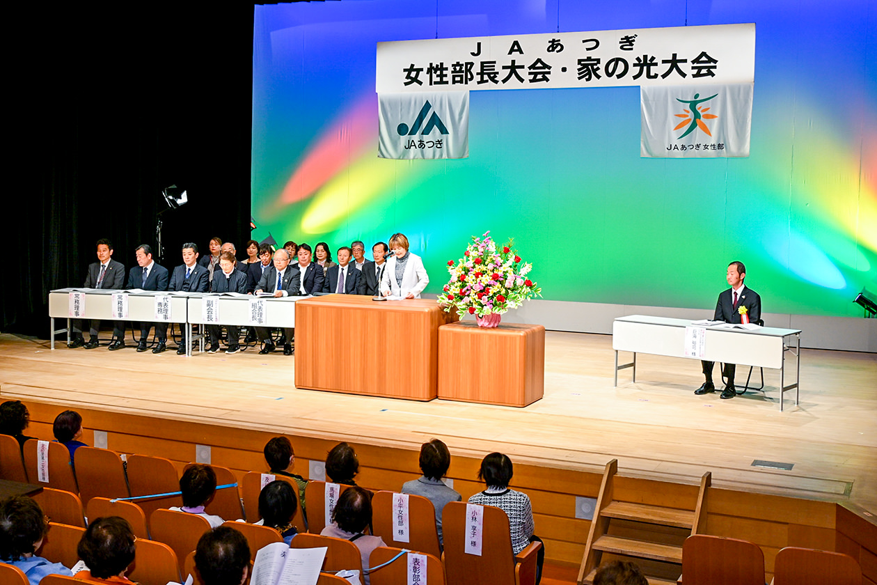 開会に伴いあいさつを行う女性部協議会の山口洋子会長の写真