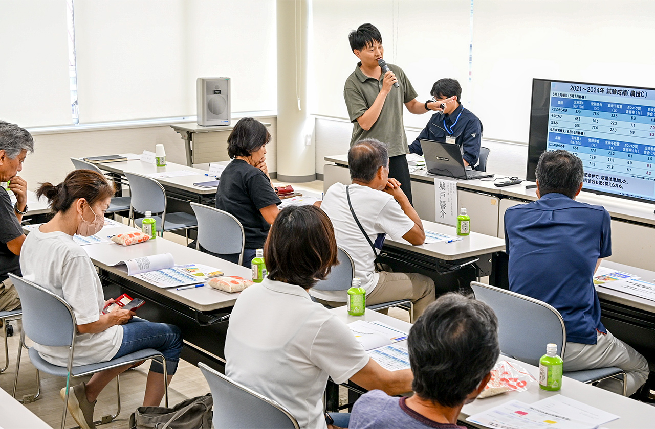 「にじのきらめき」の特徴と栽培のポイントを学ぶ参加者の写真