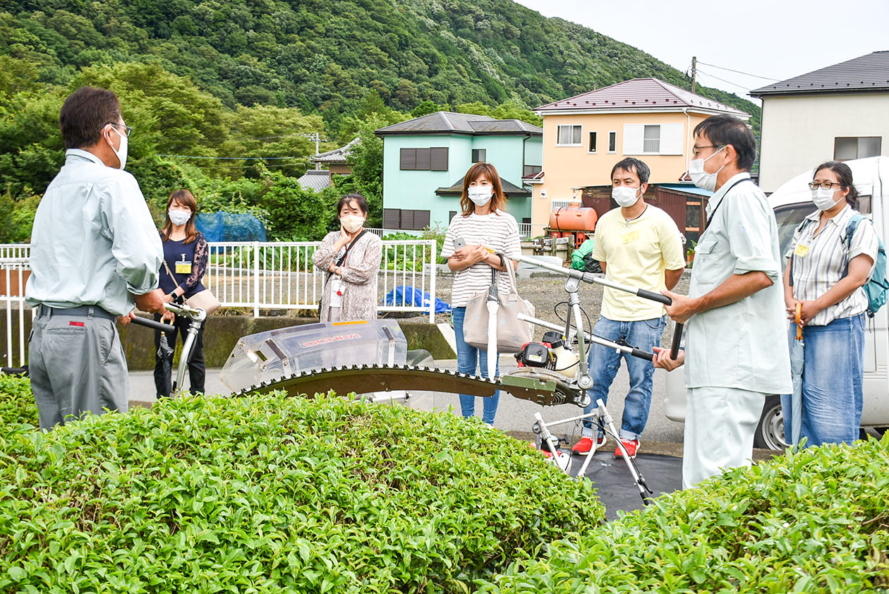 茶園で使う機械について説明している写真