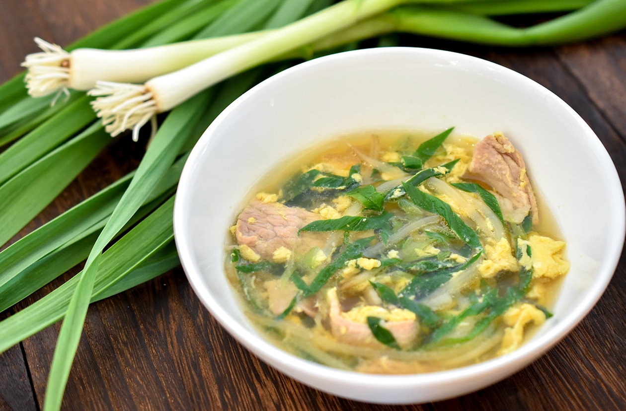 葉ニンニクの中華スープの写真