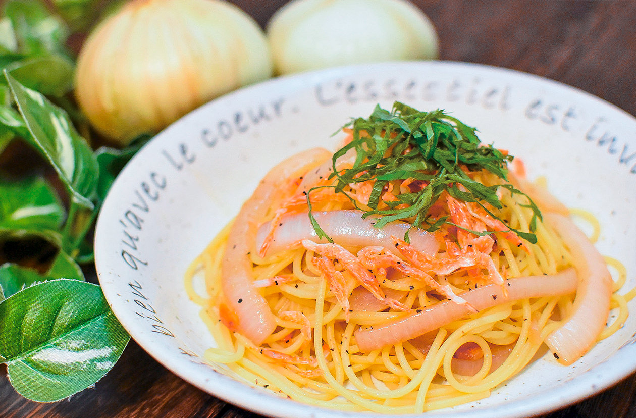 タマネギと桜エビのパスタの写真