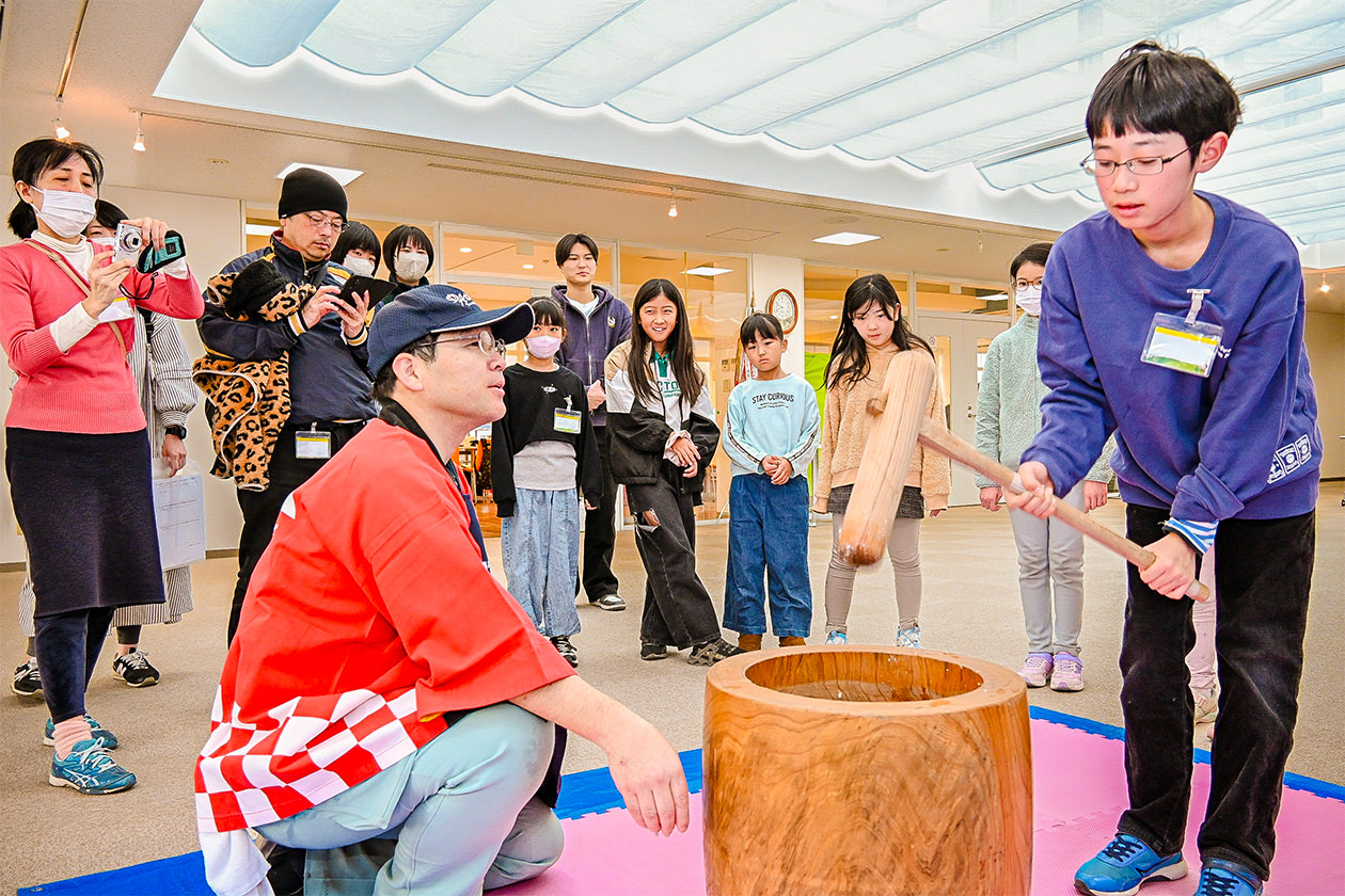 育てたもち米で一生懸命餅をつく子どもたちの写真