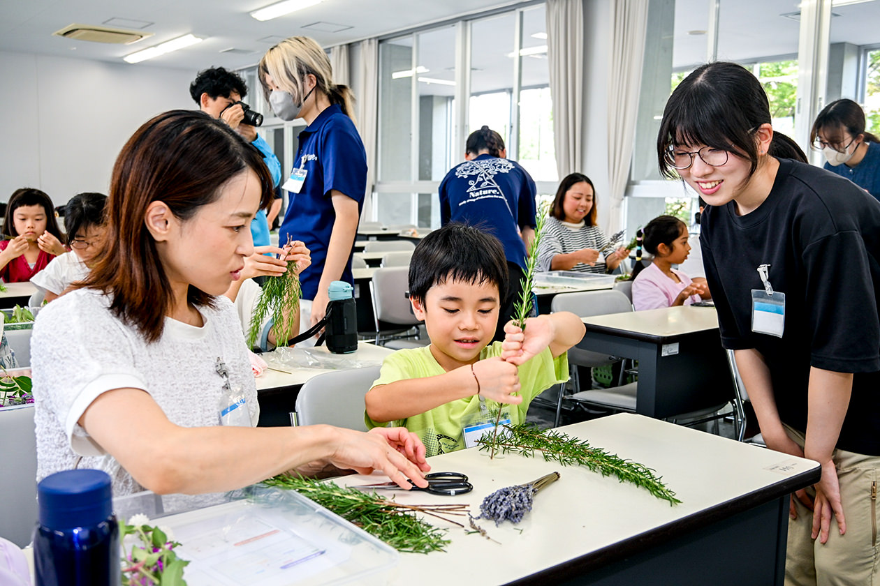 ミニスワッグ作りに取り組む参加者の写真